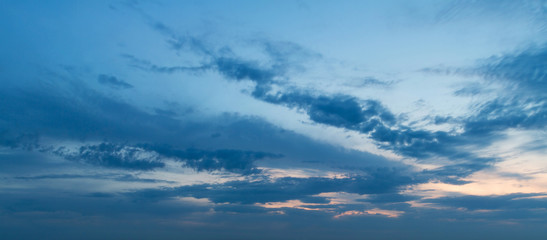 Naklejka premium Zachód słońca na niebie panorama