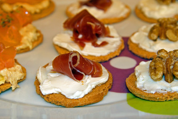 Aperitivo de jamón serrano y salmón ahumado