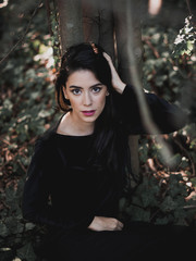 Naklejka premium ragazza nel bosco