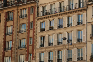 Obraz premium The facade of the house with shutters on the windows