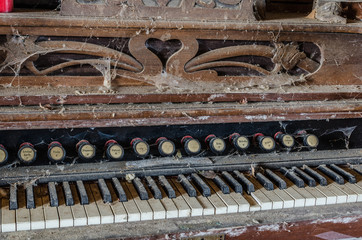 Obraz na płótnie Canvas alte orgel mit spinnweben