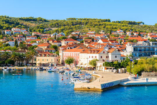 Fototapeta SUPETAR PORT, CROATIA - SEP 15, 2017: View of Supetar port with colorful houses and boats, Brac island, Croatia.