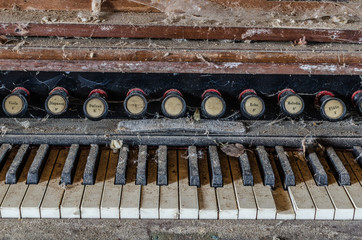 alte orgel aus holz mit schmutz