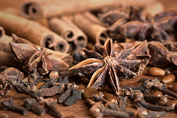 Gingerbread Spices, Stars, Anise, Cinnamon, Cloves.