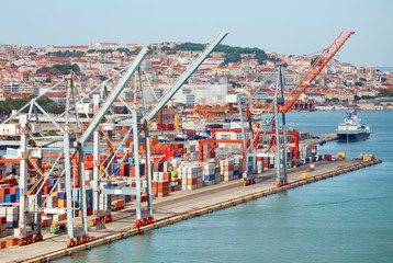 Industrieller Seehafen mit Containern und Kränen.
