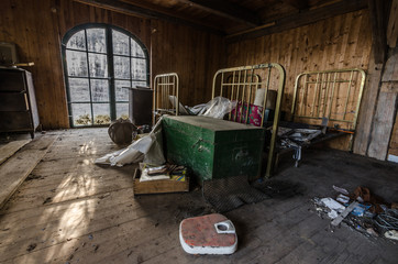 schlafzimmer mit waage in haus