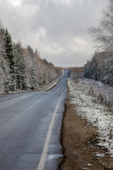 Obraz na płótnie Canvas Зимняя асфальтовая дорога