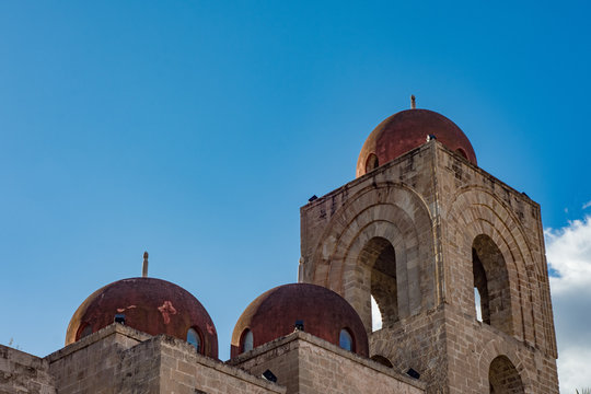Le tre cupole rosa della chiesa di San Giovanni degli Eremiti, città di Palermo IT