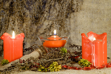 горящие свечи, сушенные ветки и украшения