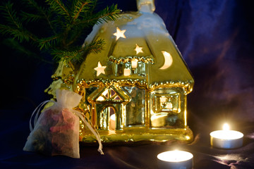 горящие свечи с веткой ели