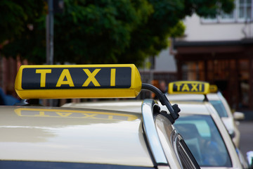 Ausschnitt von Taxi Fahrzeugen in einer Reihe in der Innenstadt von Mainz