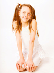 Naklejka premium little girl in white dress