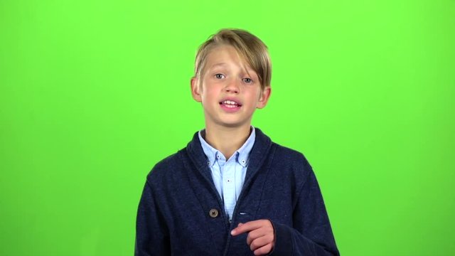 Cild tells the information to others. Green sreen. Slow motion