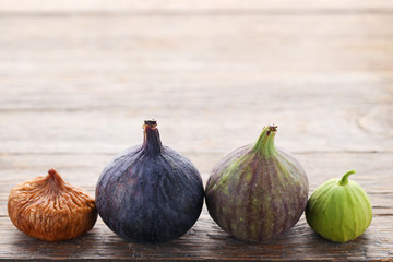 Obraz premium Ripe, dried and green figs on wooden table