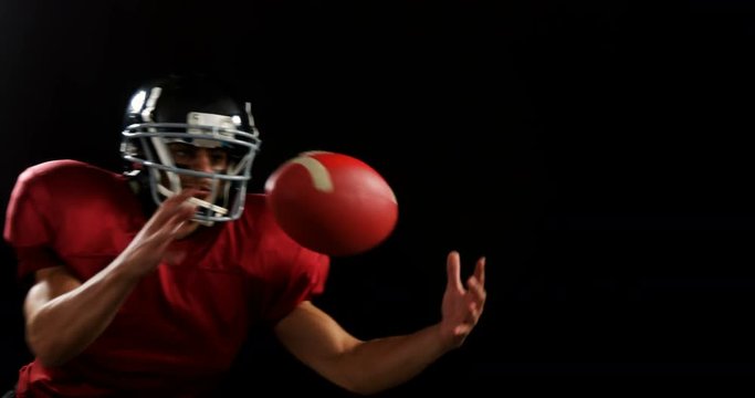 American football player catching the ball 