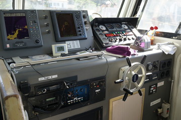 操舵室　舵取り　船　船室　操舵装置　ステアリングホイール　舵輪