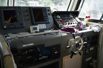 操舵室　舵取り　船　船室　操舵装置　ステアリングホイール　舵輪