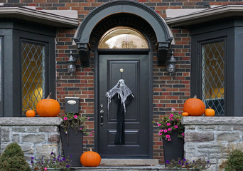 Obraz premium front door of house with Halloween decorations