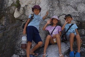 和歌山　白崎海洋公園　日本のエーゲ海　海辺　観光地　観光名所　子供達　３人兄弟　トリオ