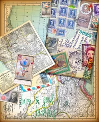 Selbstklebende Fototapeten Vintage-Hintergrund mit alten Karten, Papieren, Briefmarken und Reiserouten © Rosario Rizzo