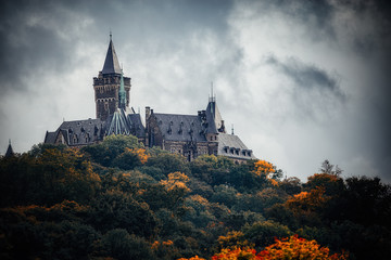 Fototapeta premium Mystisch drohnt das Schloss von Wernigerode