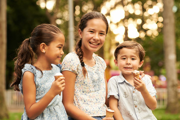 Fototapeta premium Kids eating ice-cream