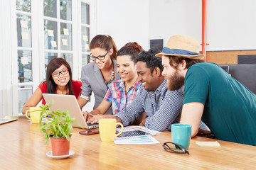 Junges Team  im Computer Workshop