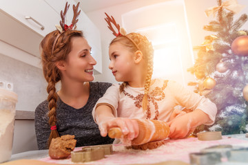 weihnachtsbäckerei kind mit mama in der küche beim plätzchen backen 