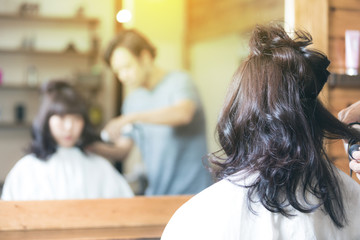ヘアサロン・ヘアアイロン © metamorworks