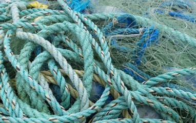 Fischernetze und Schiffstaue