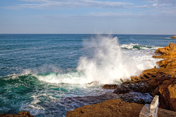Fototapeta na wymiar Sea waves crashing against the rocks .