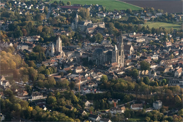 Vue aérienne de la ville de Senlis, lieu chargé d'histoire dans l'Oise en France