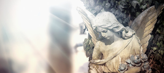 Obraz premium Vintage obraz smutnego anioła na cmentarzu. Antyczny posąg.