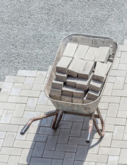 Schubbkarre mit Steine Wegebau