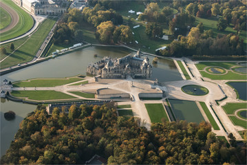 Vue aérienne du château de Chantilly, résidence de Diane de Poitiers et de Catherine de Médicis dans l'Oise en France