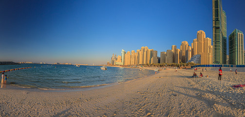 Abendstimmung zum Sonnenuntergang am Stadtstrand in Dubai im STadtteil Marina mit von der...