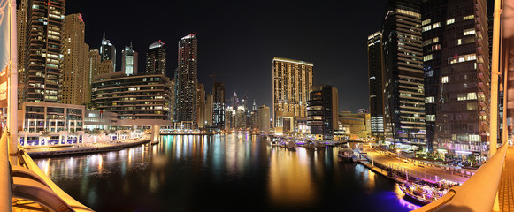 Panoramaaufnahme in Dubai von der Skyline im Stadtteil Marina in der Nacht mit Wasserspiegelung im November 2013