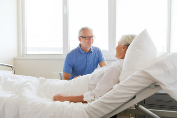 Obraz na płótnie Canvas senior couple meeting at hospital ward