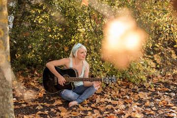 Frau beim Gitarre spielen