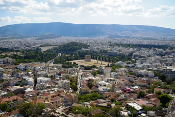 Obraz premium Panorama view of Athens city from Acropolis showing ancient ruin, white buildings architecture, trees, mountain and bright sky background