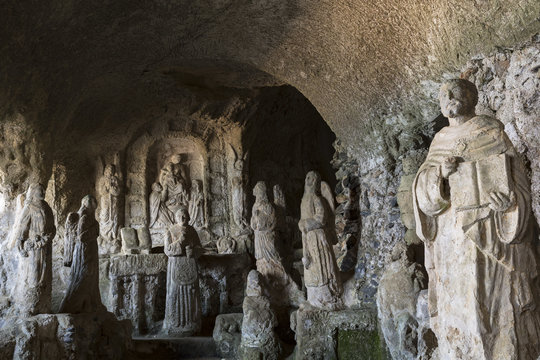 Statue scavate nel tufo - Pizzo calabro