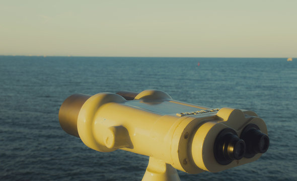 Telescopio bajo mirando al mar