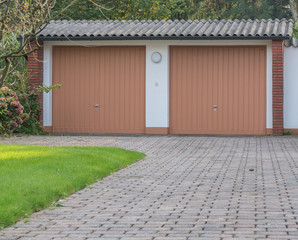 Garage mit braunen Toren