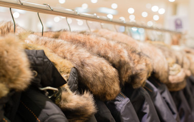 Winterjacke im Winterschlussverkauf auf einem Kleiderständer