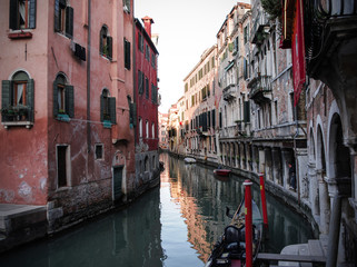 Fototapeta na wymiar Full of quiet corners and wonderful views, in Venice you can walk for hours between the canals