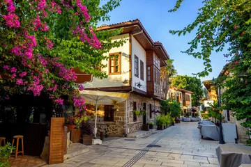 Foto op Plexiglas Voetgangersstraat in de oude binnenstad van Antalya, Turkije © Boris Stroujko