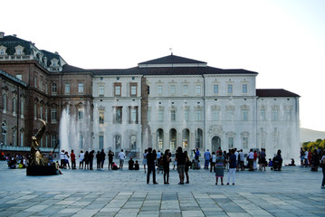 Obraz premium Venaria, Włochy - 15 sierpnia 2017: ulice Venaria we Włoszech podczas pokazu muzyki i dysz wodnych