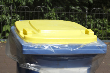 Öffentliche gelbe Abfalltonne