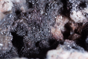 Vulkangestein mit Kristallen