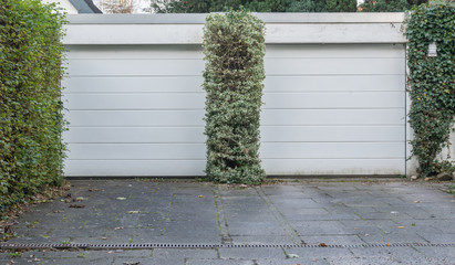 Doppelgarage mit zwei weißen Toren